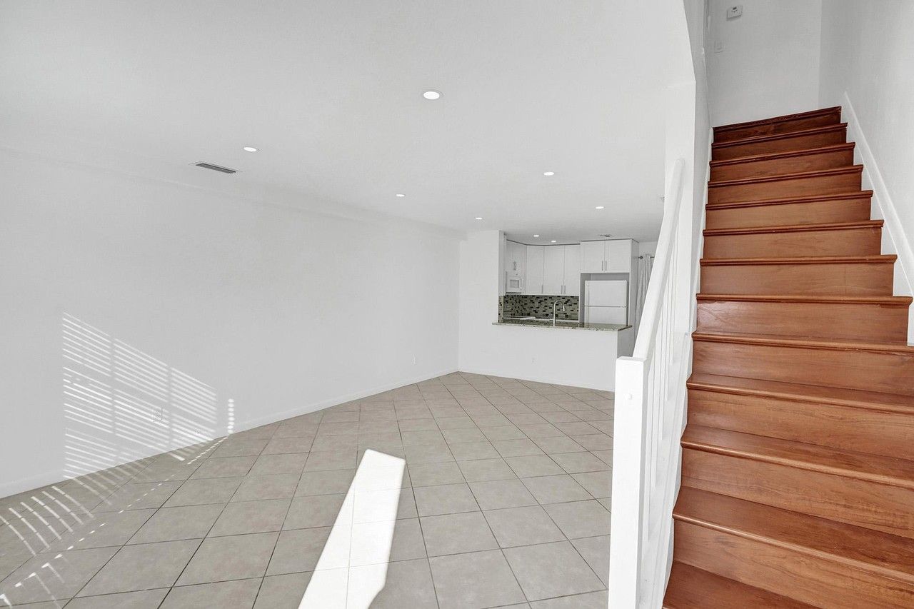 2884 Cambridge Ln - Photo 3 of 15