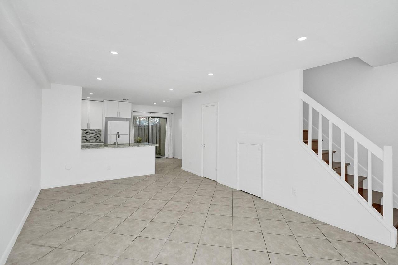 2884 Cambridge Ln - Photo 4 of 15