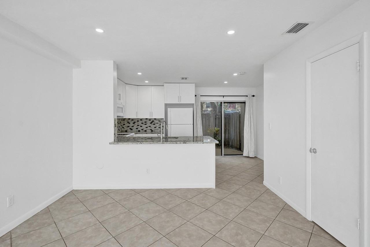 2884 Cambridge Ln - Photo 5 of 15