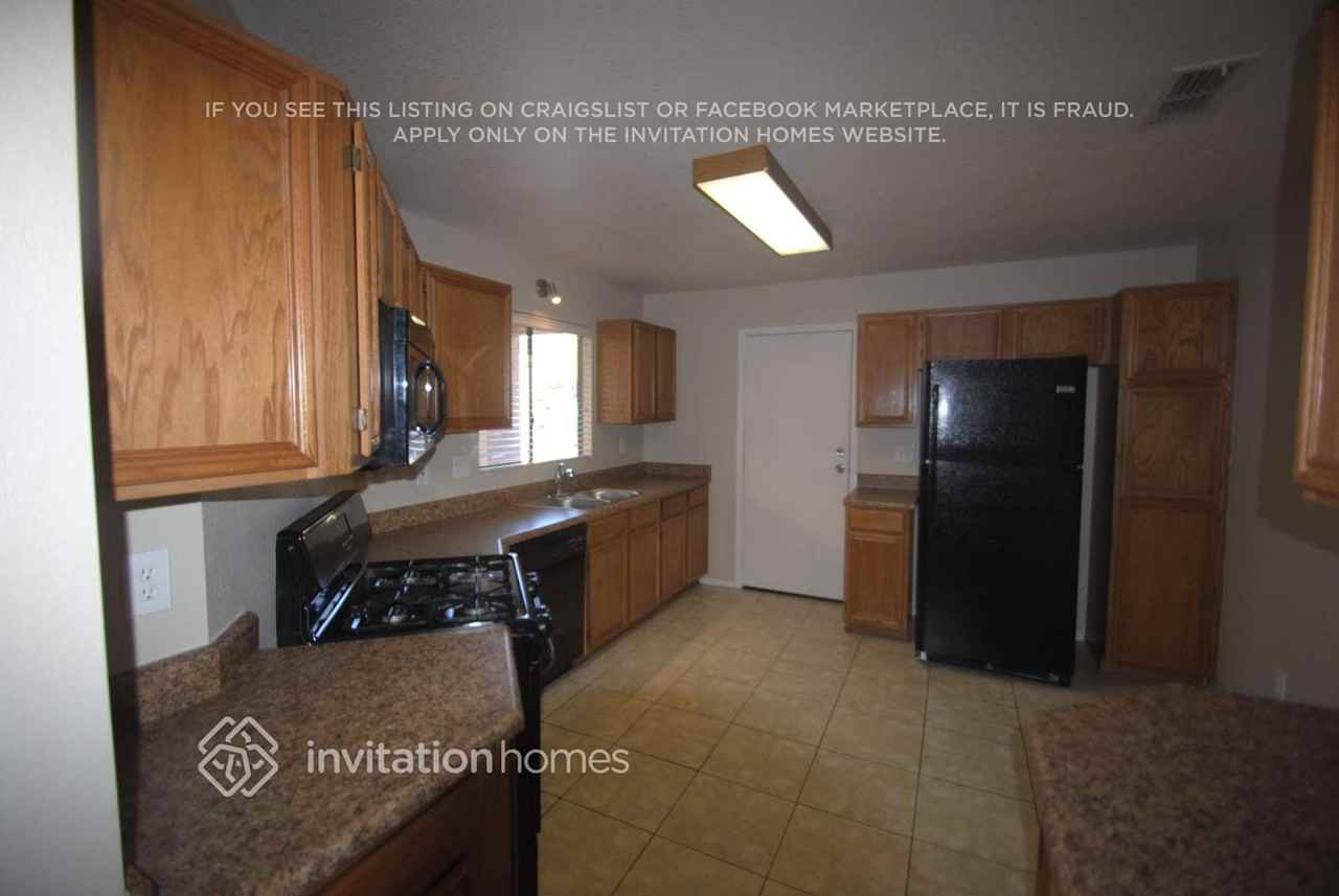 737 E Sack Dr - Photo 4 of 10