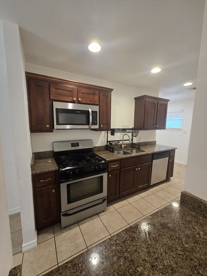 1703 E 16th St #B - Photo 3 of 13