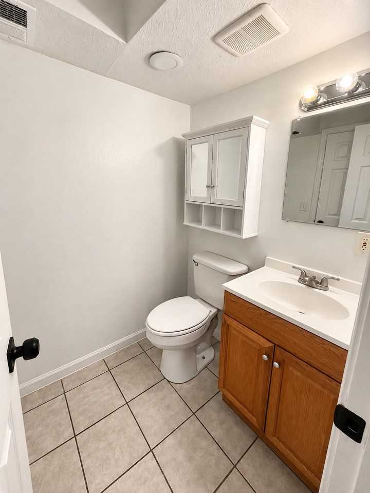 430 W Hill St - Photo 2 of 15