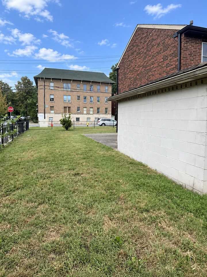 430 W Hill St - Photo 4 of 15