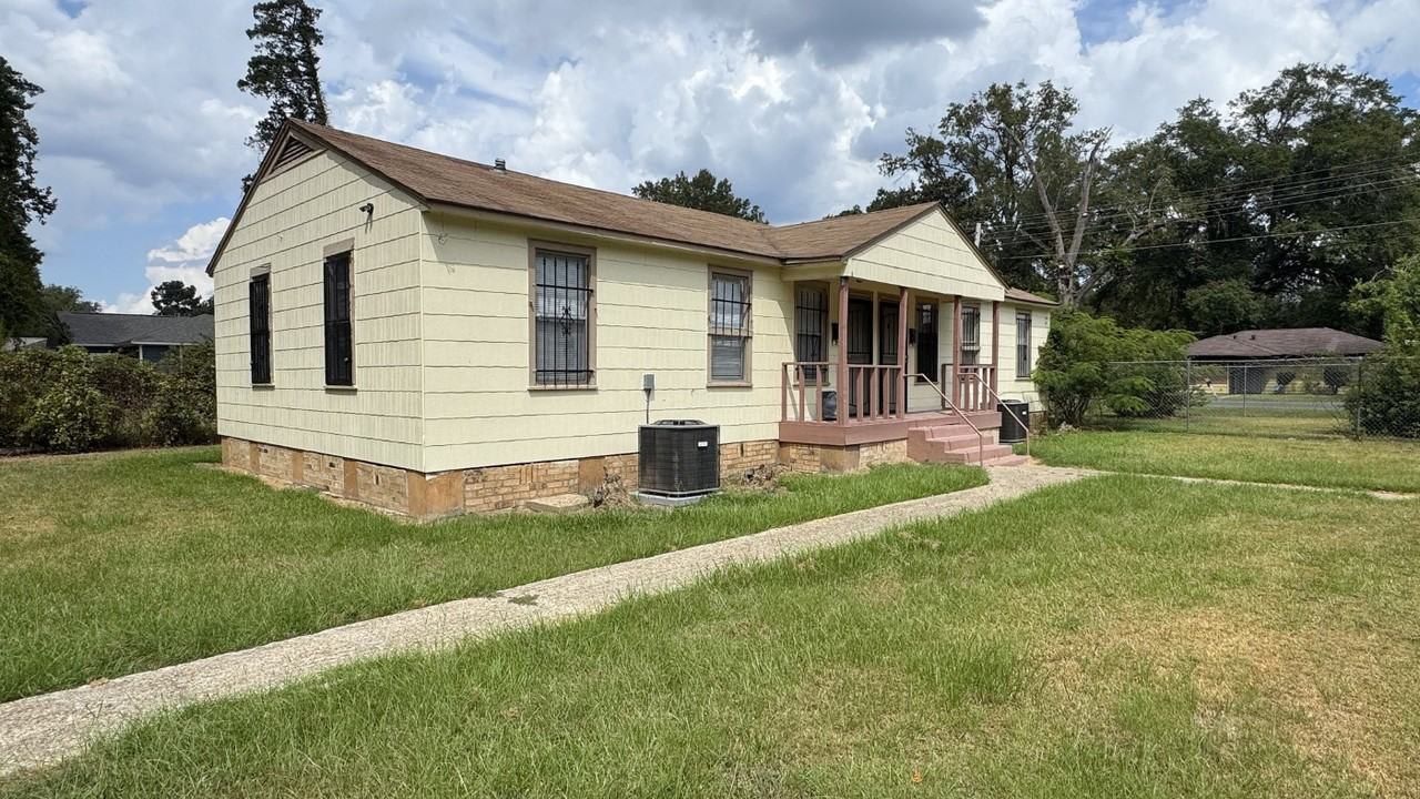 711 Plum St #B - Photo 2 of 14