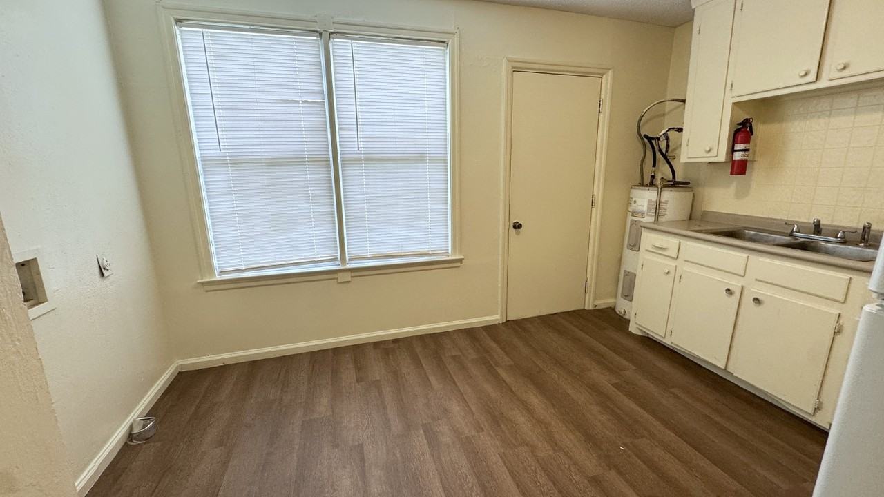 711 Plum St #B - Photo 7 of 14