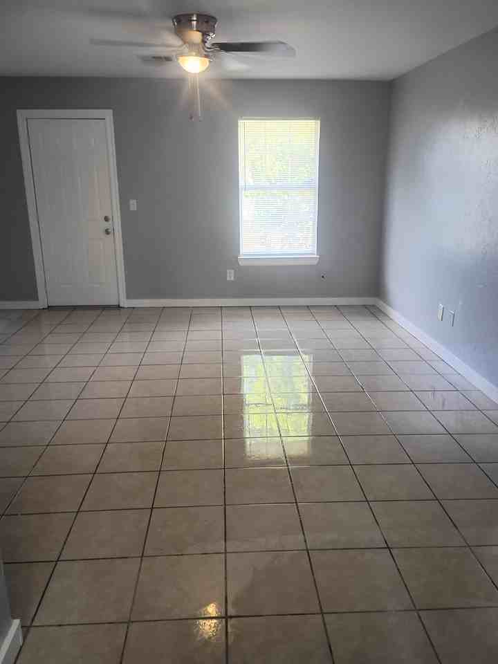 615 Se 13th St - Photo 2 of 12