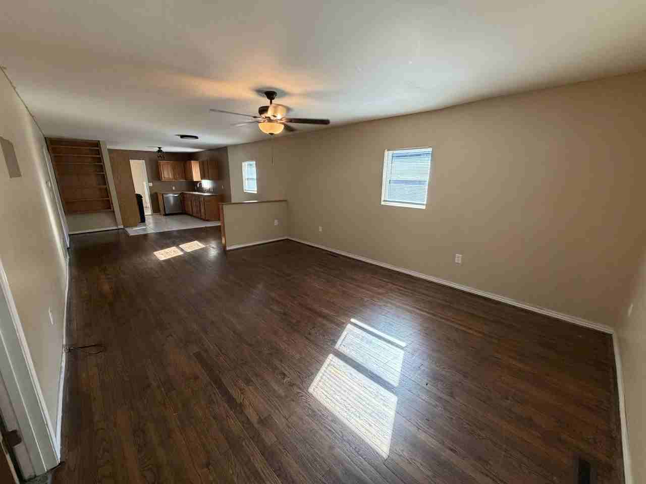 305 W Lindburg St - Photo 2 of 17