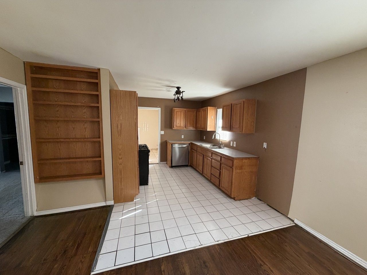 305 W Lindburg St - Photo 3 of 17