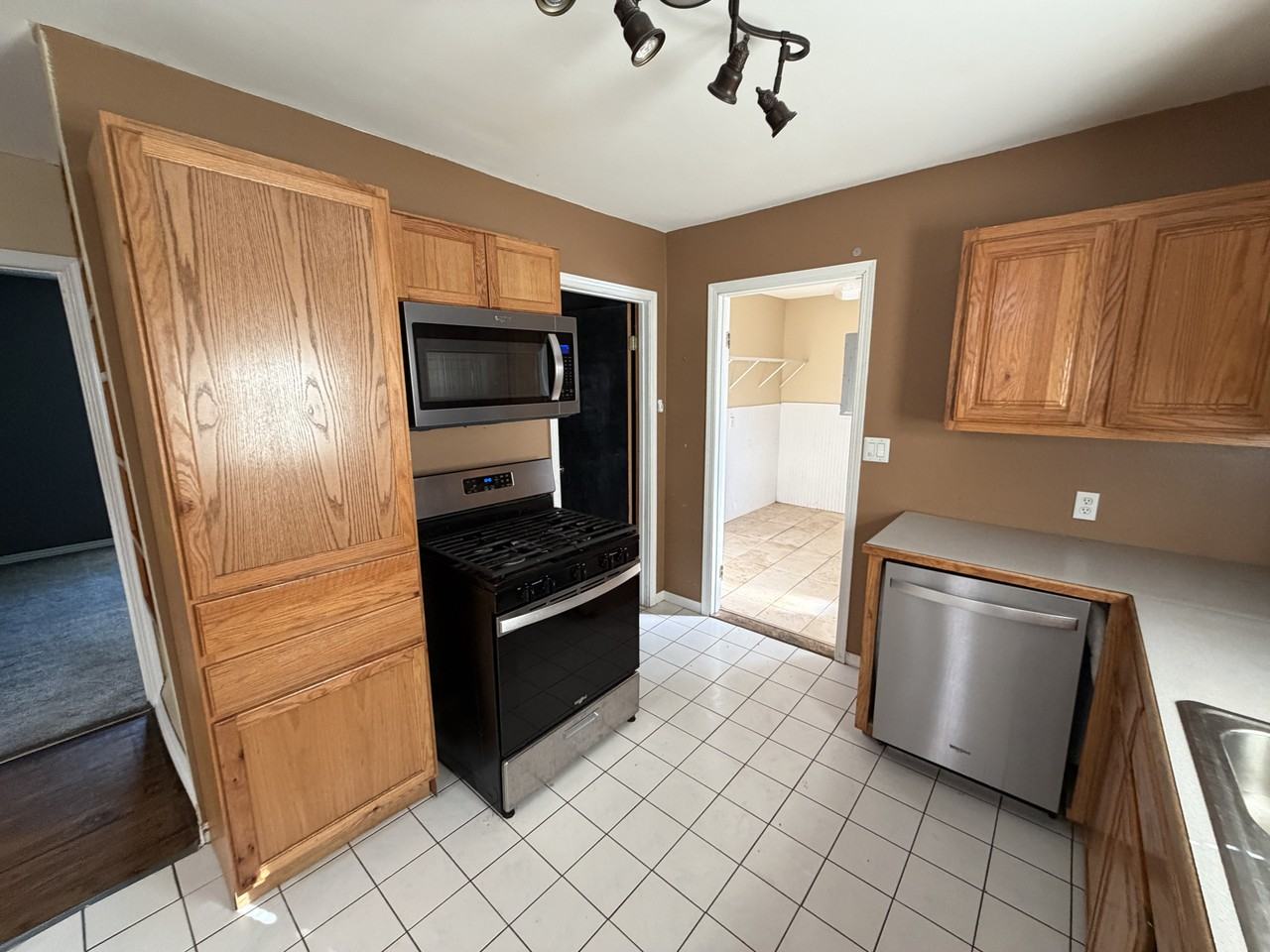 305 W Lindburg St - Photo 4 of 17