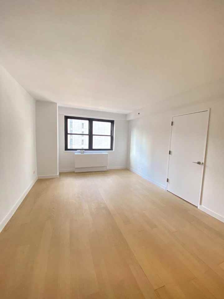 E 39th St #6F - Photo 2 of 6