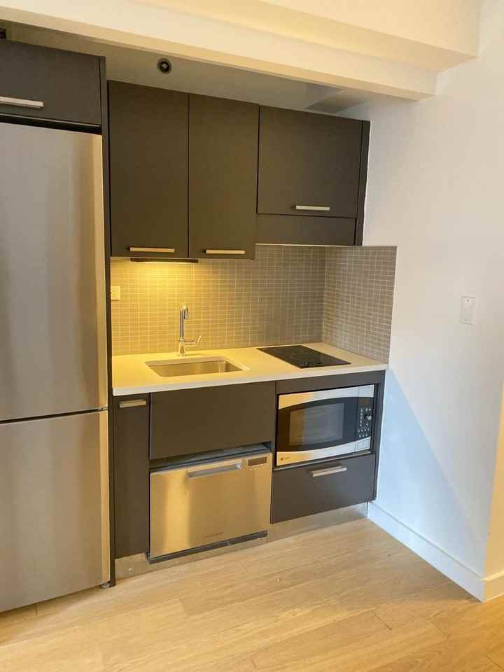 E 39th St #6F - Photo 3 of 6