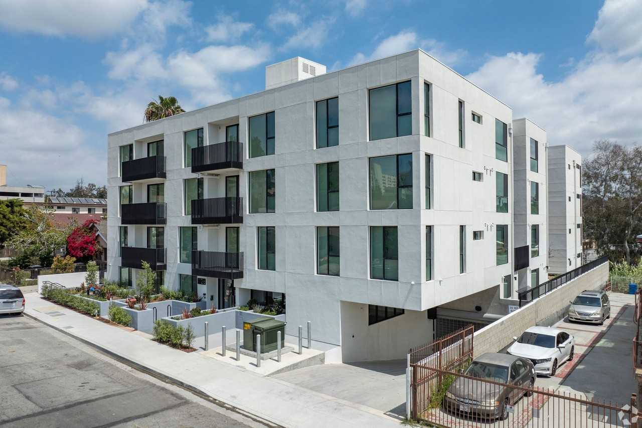New Luxury Modern 1 & 2 Bedroom Apartments - Photo 5 of 38