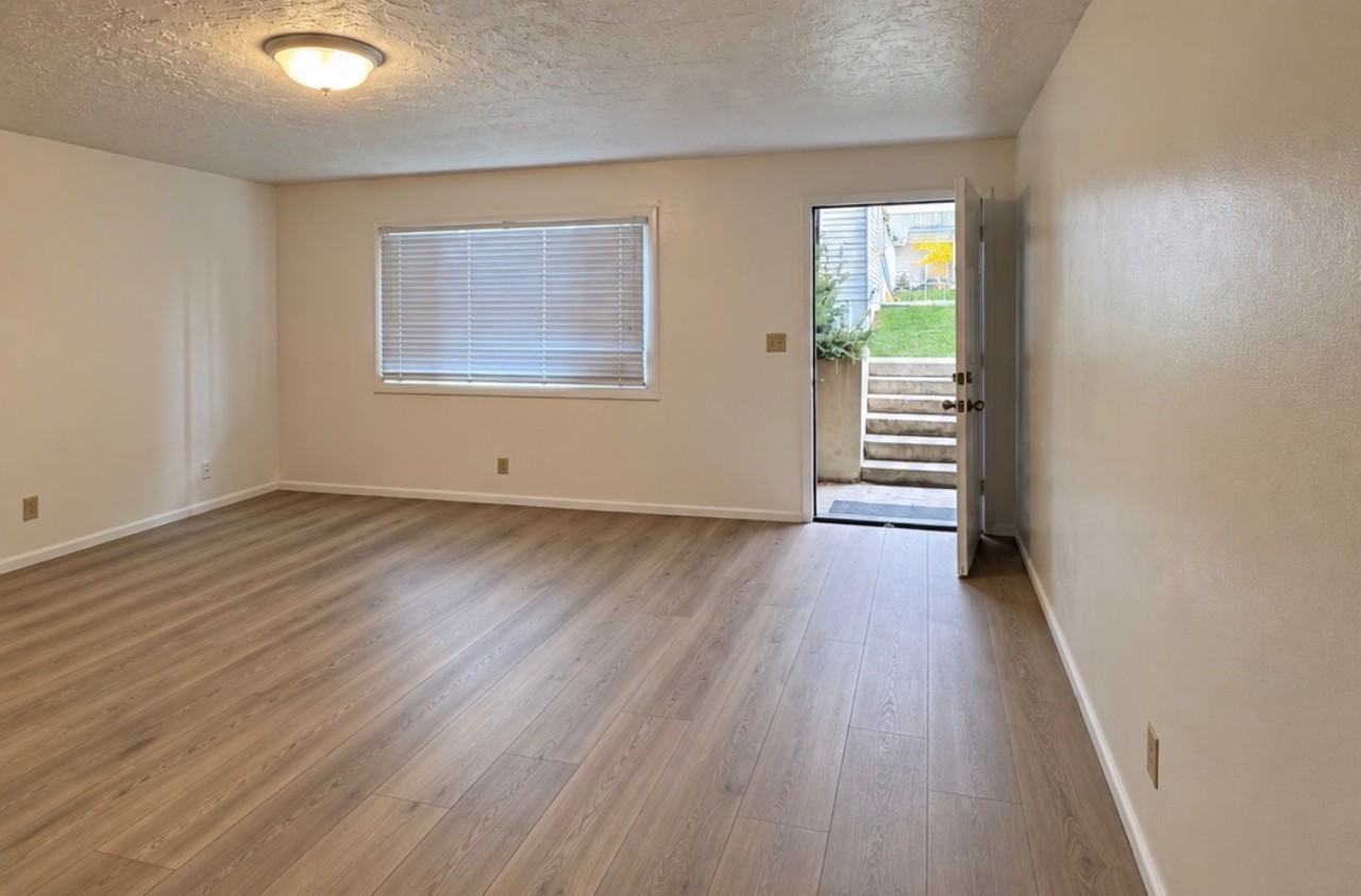 Mountain View Manor - Photo 2 of 3