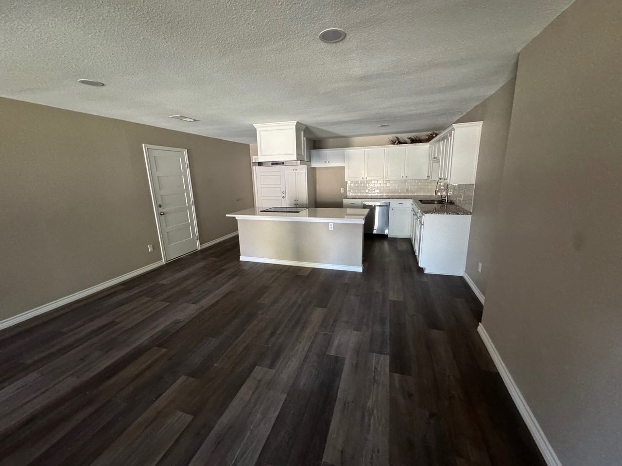 605 S Ridgeway Dr #1 - Photo 4 of 12