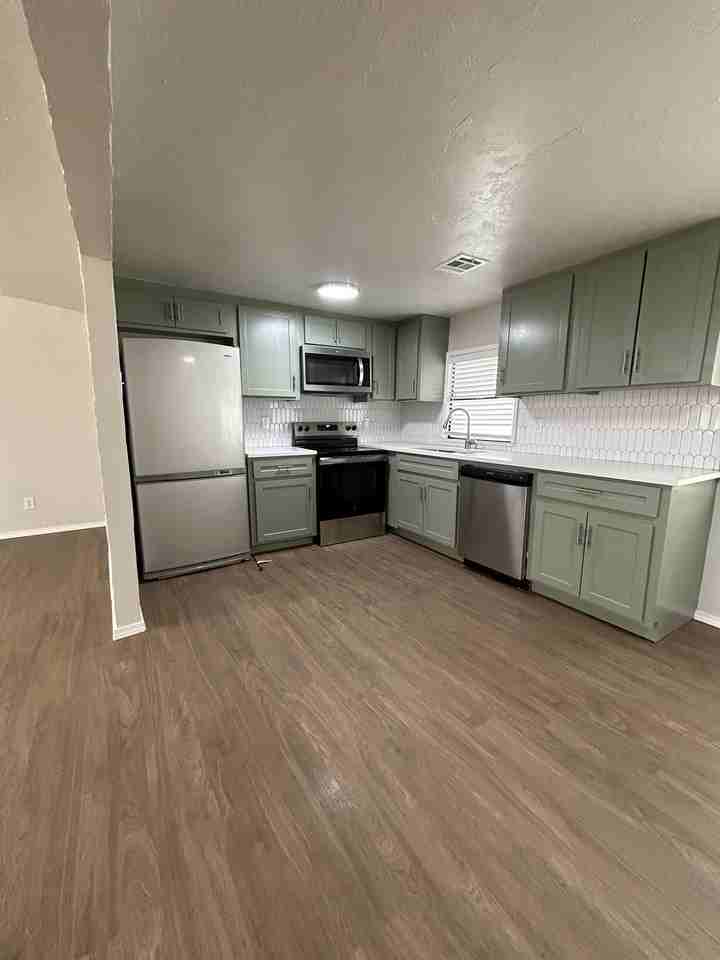711 1/2 W Hill St #1 - Photo 5 of 14