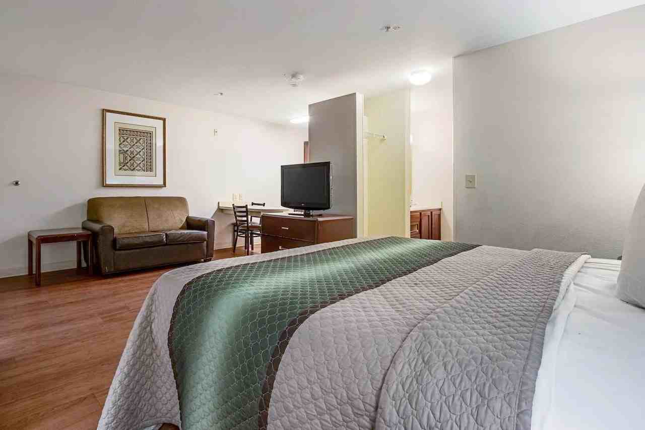 Emerald Suites Black Canyon - Photo 7 of 20