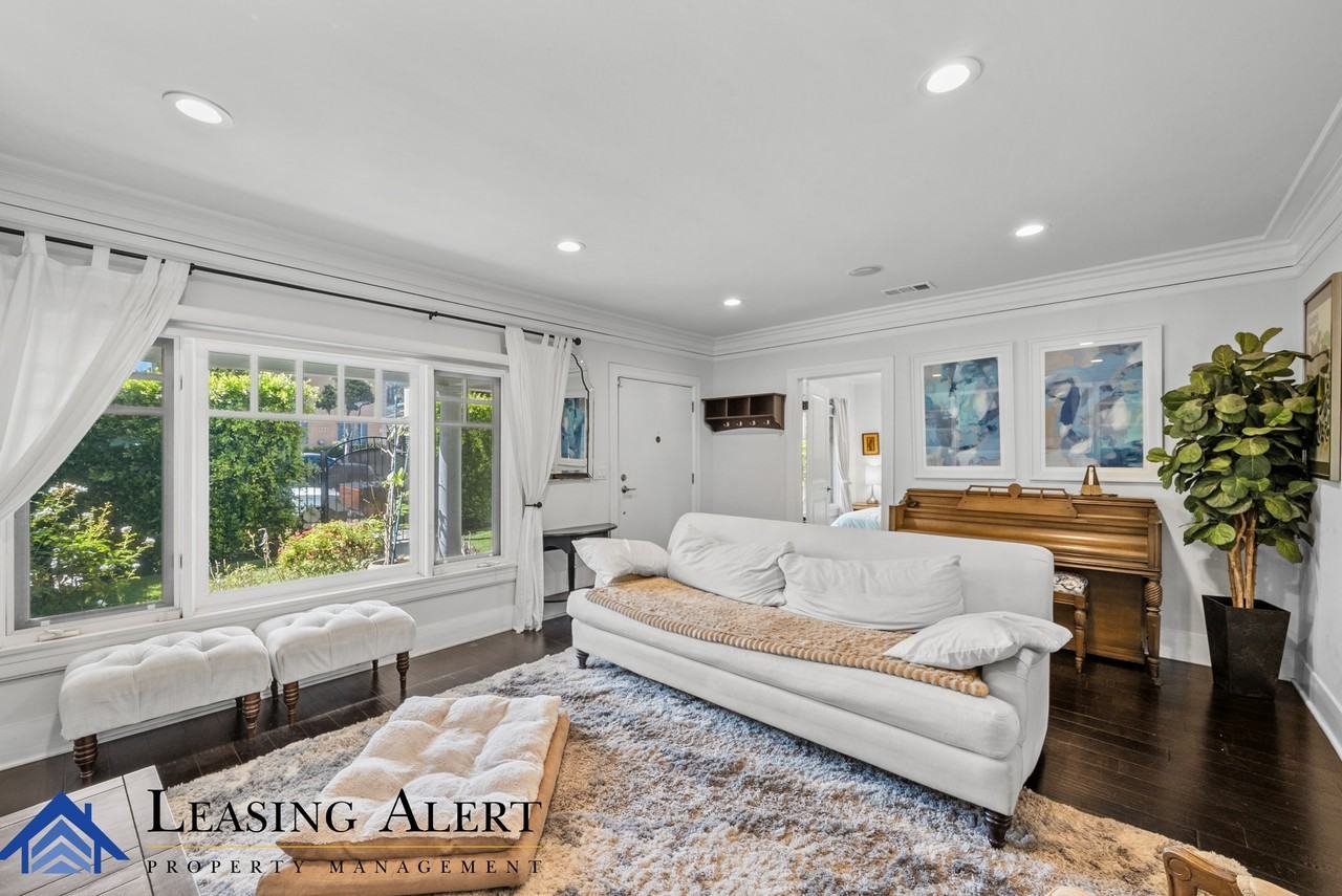 1326 N Fairfax Ave #1 - Photo 4 of 27