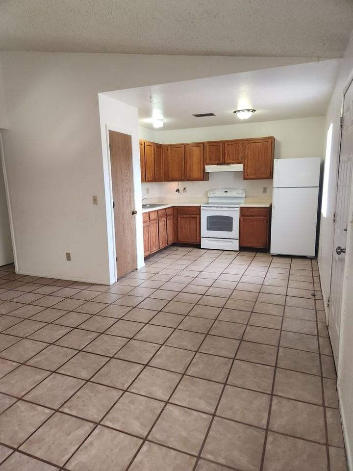2784 N Columbus Blvd - Photo 4 of 17