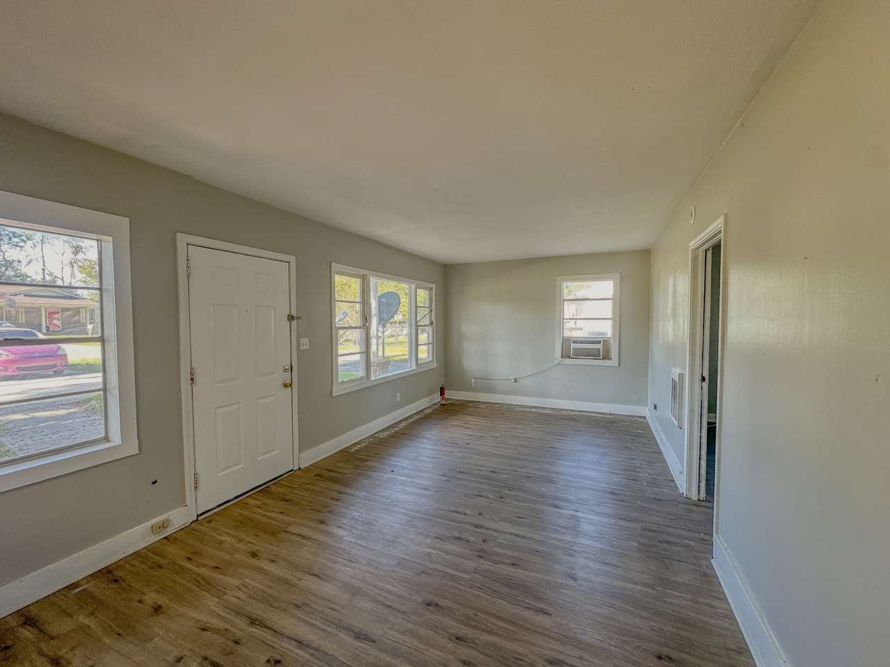 824 E Jane St #1 - Photo 3 of 6
