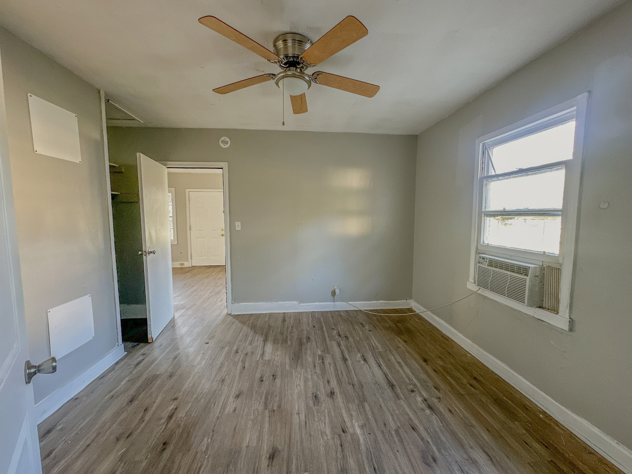 824 E Jane St #1 - Photo 4 of 6