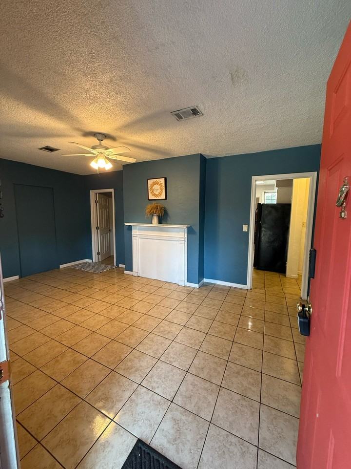 2490 Cate St #2490 - Photo 2 of 10