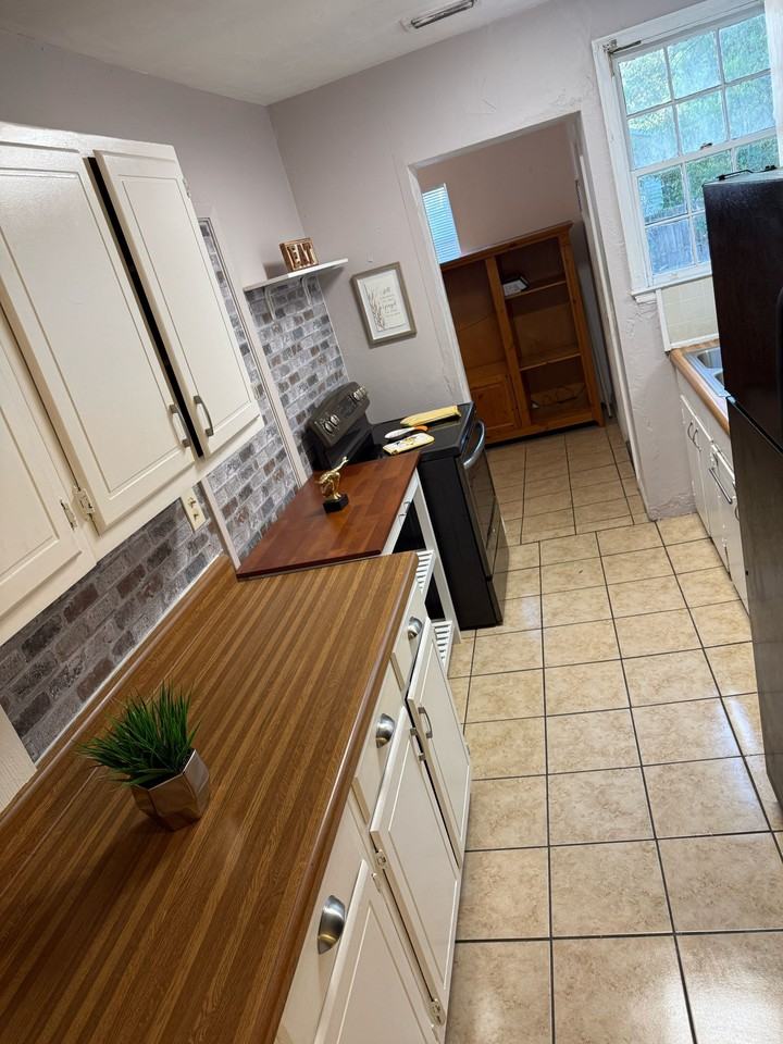 2490 Cate St #2490 - Photo 3 of 10