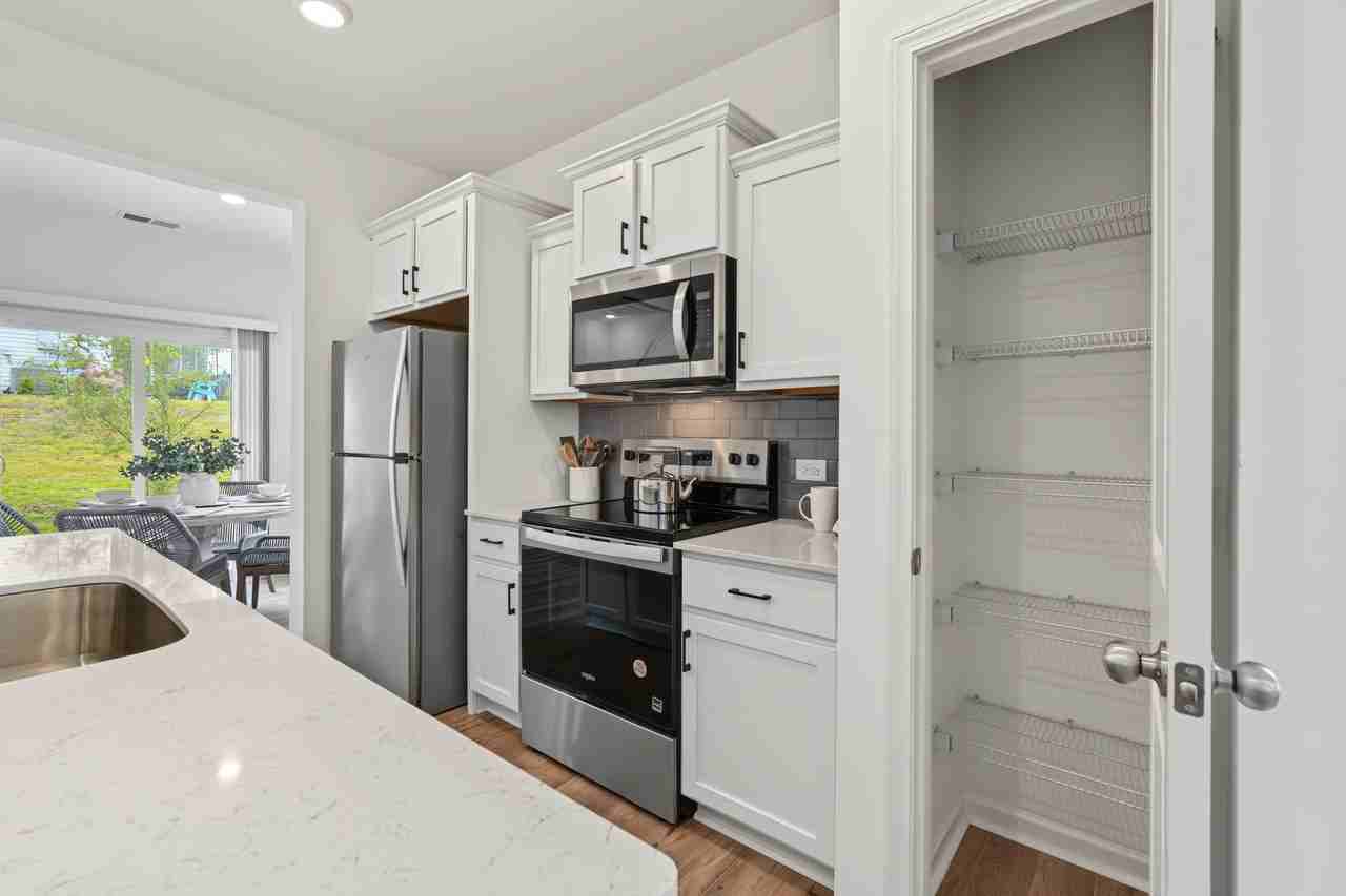 230 Banbury Ln - Photo 7 of 24