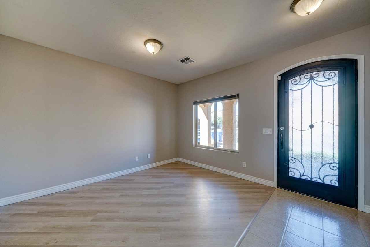 6415 S 49th Gln - Photo 5 of 38