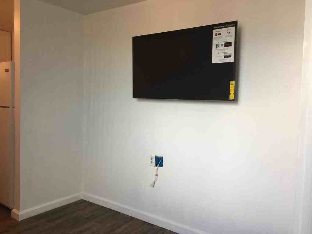 1007 Center Ave - Photo 2 of 4