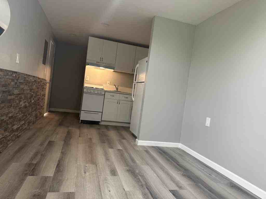 1007 Center Ave - Photo 4 of 4