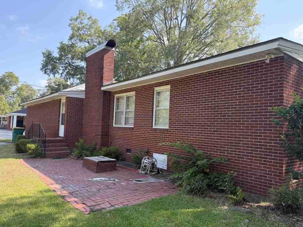 1905 N Rowland Ave - Photo 4 of 26