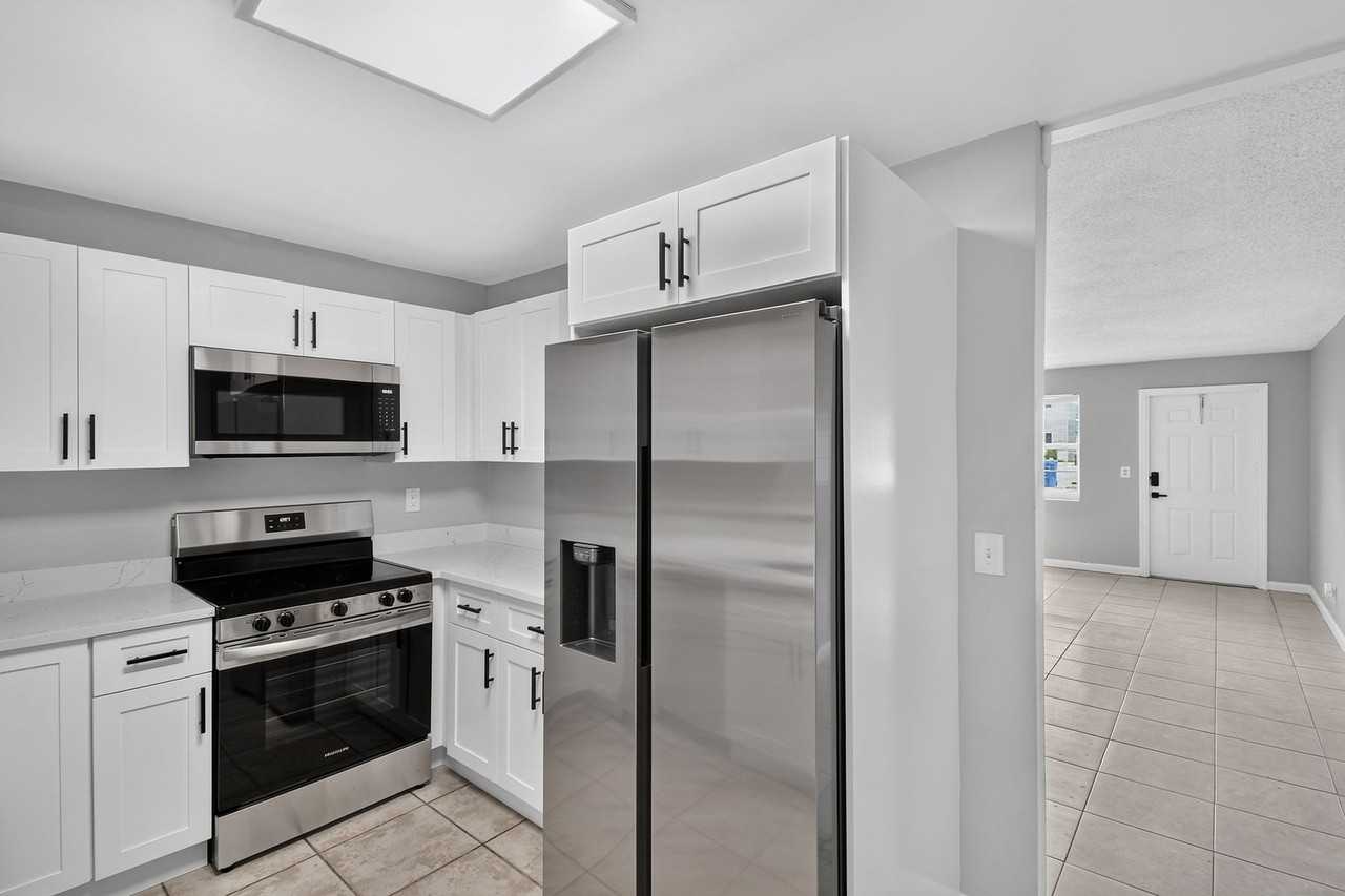 1037 W 28th St - Photo 2 of 36