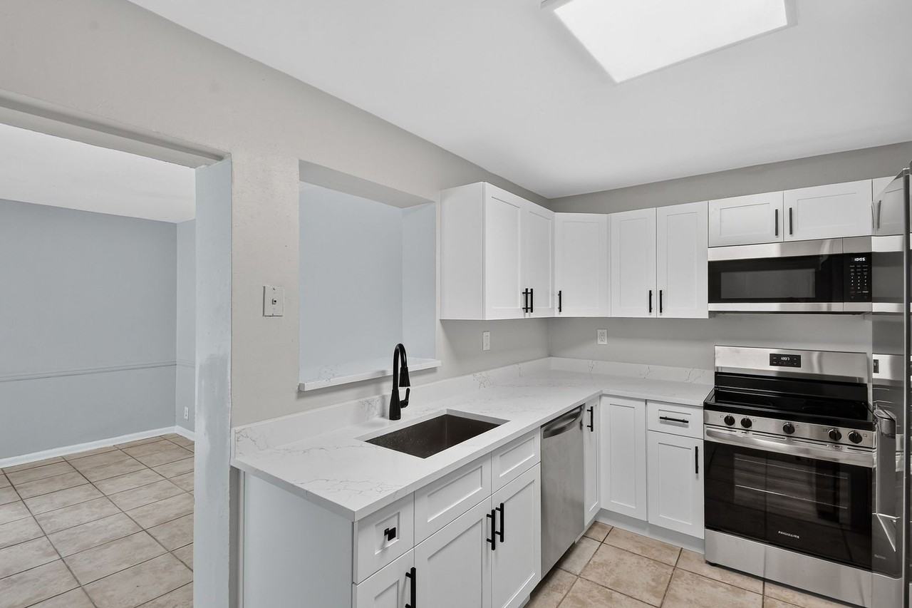 1037 W 28th St - Photo 3 of 36