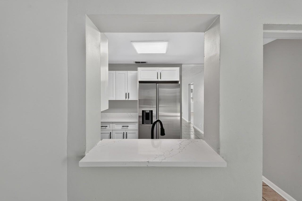 1037 W 28th St - Photo 4 of 36
