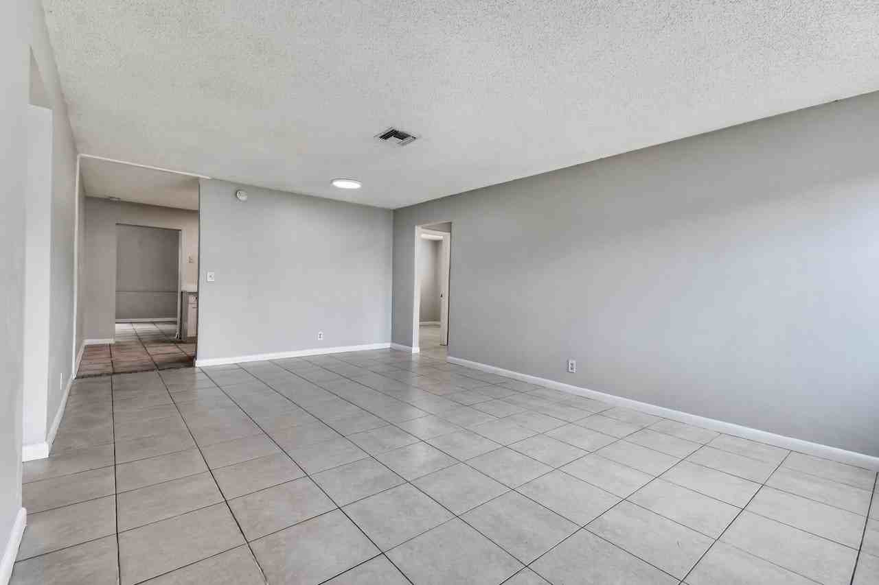 1037 W 28th St - Photo 5 of 36