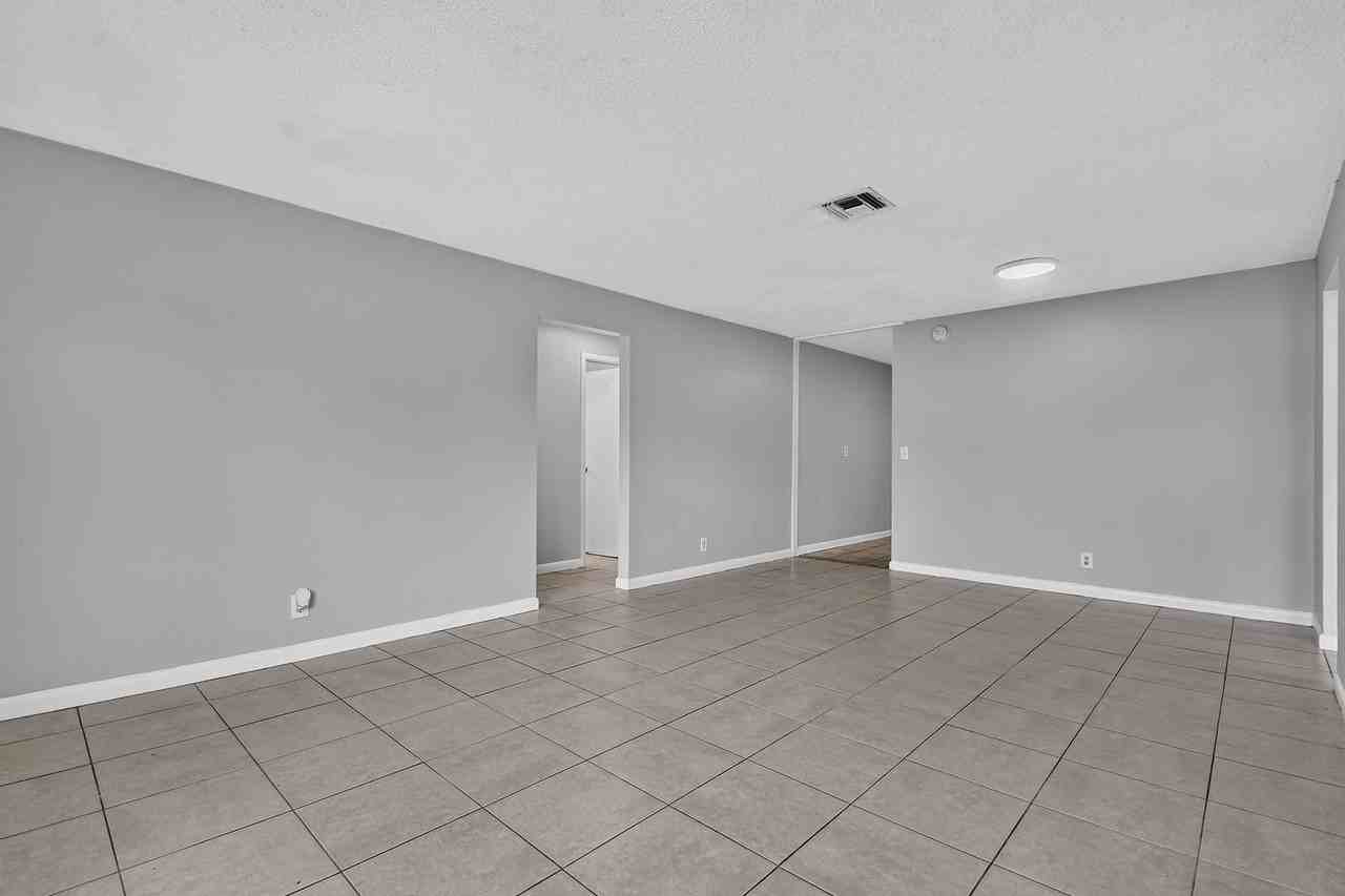 1037 W 28th St - Photo 6 of 36
