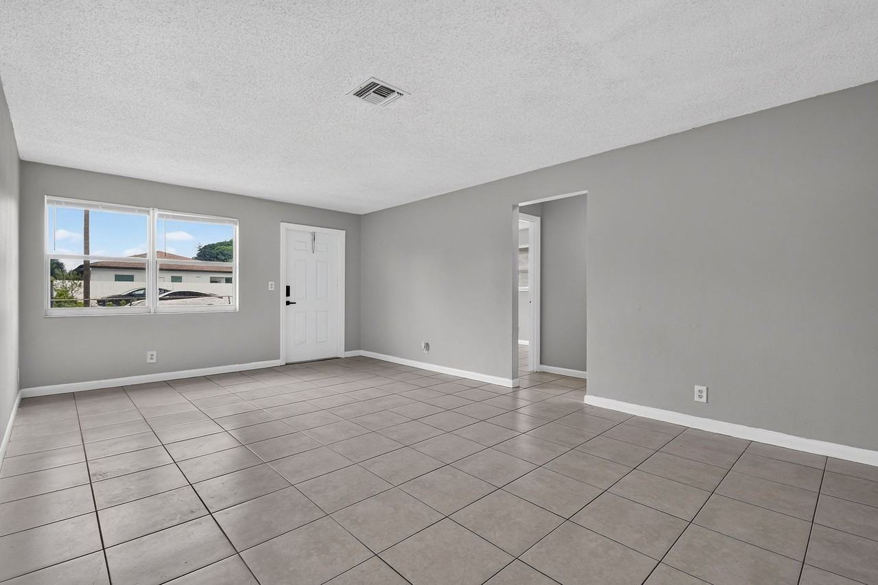 1037 W 28th St - Photo 7 of 36