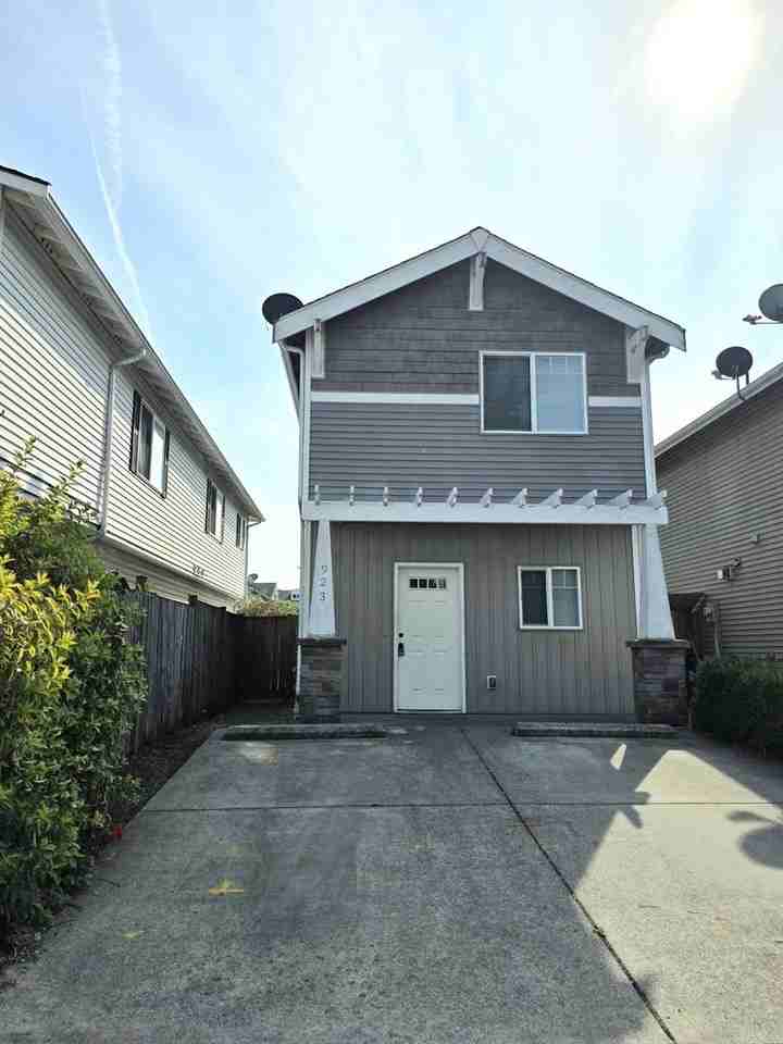 923 4th Ave N - Photo 2 of 28