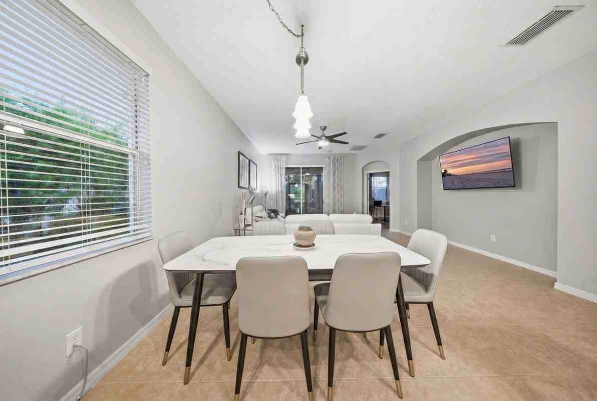 2039 Tullagee Ave - Photo 2 of 45