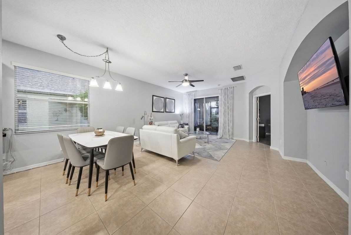 2039 Tullagee Ave - Photo 4 of 45