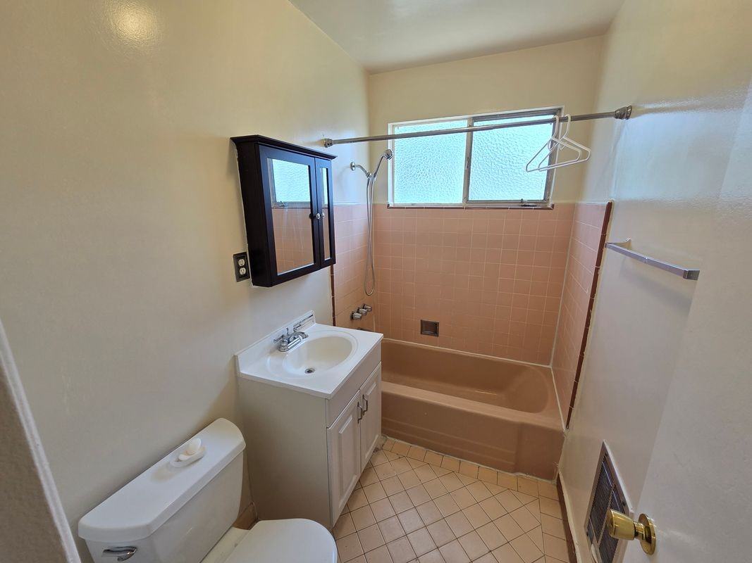 1532 N Harvard Blvd ##8 - Photo 3 of 9