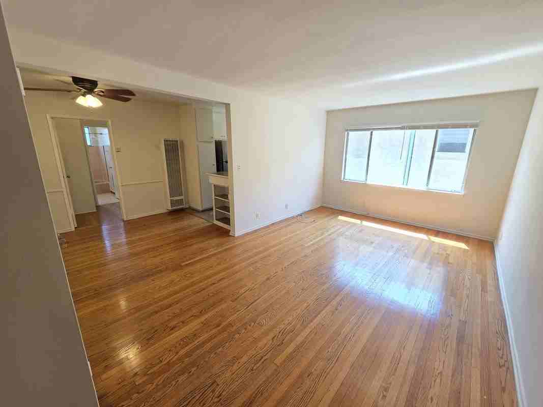 1532 N Harvard Blvd ##8 - Photo 5 of 9