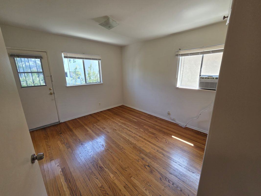 1532 N Harvard Blvd ##8 - Photo 6 of 9