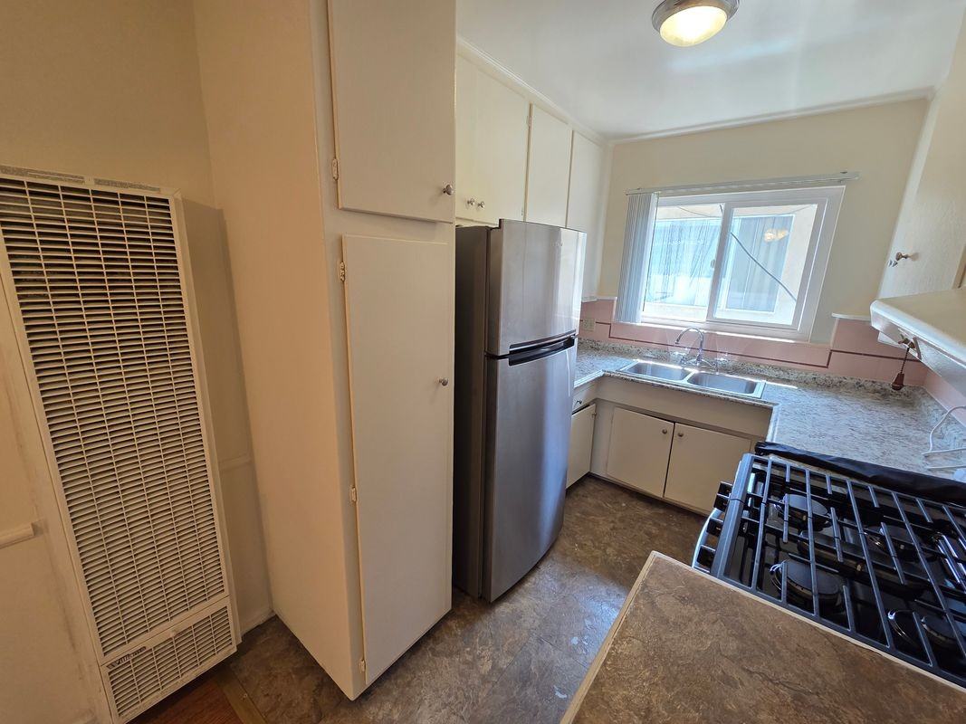 1532 N Harvard Blvd ##8 - Photo 7 of 9