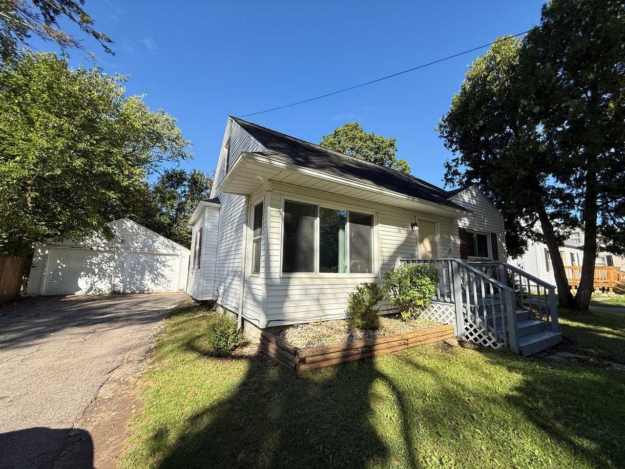 2428 Midday St - Photo 2 of 24