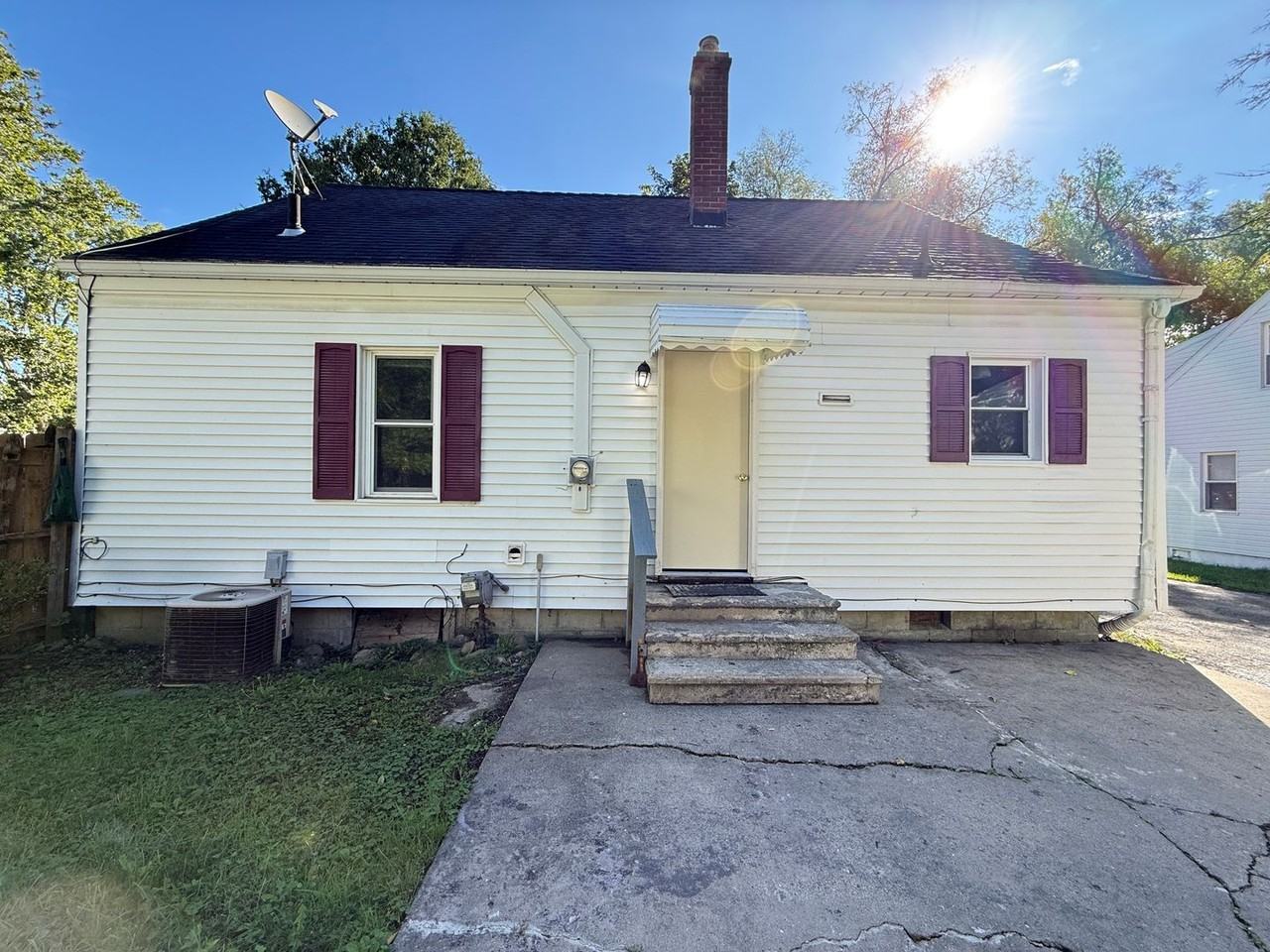 2428 Midday St - Photo 3 of 24