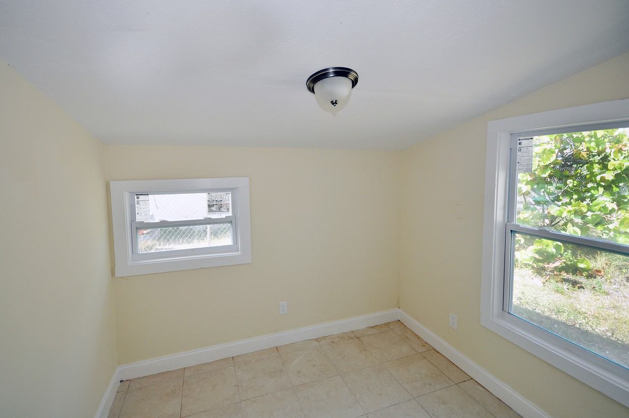 140 W 15th St - Photo 5 of 8