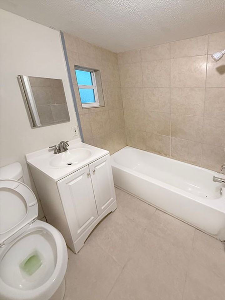 140 W 15th St - Photo 6 of 8