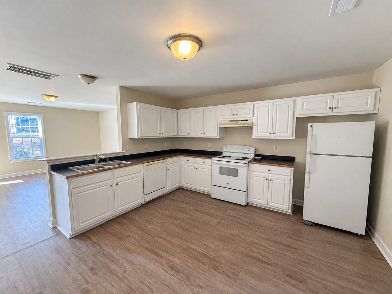 715 E Joyner St - Photo 4 of 14