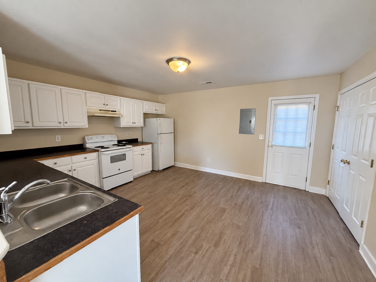 715 E Joyner St - Photo 5 of 14